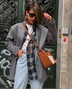 Grey Jacket Outfit, Checkered Shirt Outfit, Checkered Outfit, Grey Jacket, Look Of The Day, Easy Style, Street Style Winter, Checkered Shirt