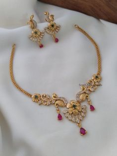 Plain Necklace Designs, Mini Chokers In Gold, Mini Choker Gold Indian, Jigini Necklace Gold, Choker Necklace Indian, Gold Temple Jewellery Choker, Light Weight Gold Choker Set With Grams, Gold Necklace Set Bengali, Necklace Set Indian Bridal Jewelry