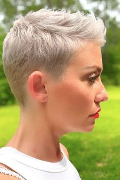 25 Short Pixie Haircuts And Ways To Style Them - Styleoholic Short Womens Hairstyles, Super Short Haircuts, Silver Blonde Hair, Crop Hair, Short Hair Pixie Cuts, Super Short Hair, Short Grey Hair, Haircut Styles, Edgy Short Hair