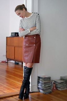 Leather Skirt And Boots, Tan Leather Skirt, Brown Leather Skirt, Skirt And Boots, Rock Outfit, Skirts With Boots, Black Leather Skirts, Big Fashion, Mode Inspo