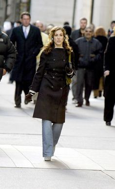 Carrie Bradshaw Autumn Outfits, Coat Runway, Scandi Girl, Carrie Bradshaw Outfits, Carrie Bradshaw Style, Carolyn Bessette, Create Board, Cropped Wide Leg Jeans, Autumn Wardrobe