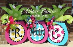 the welcome sign is decorated with pineapples and polka dot ribbon bows for this front door decoration