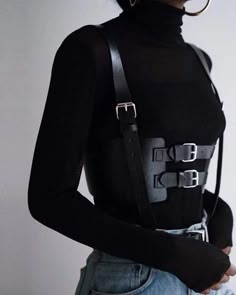 All Black Spy Outfit, Secret Spy Outfit, Spy Woman Aesthetic, Female Assassin Outfits, Harness Outfit, Harness Fashion, Mode Inspo, Levi Ackerman, Edgy Outfits