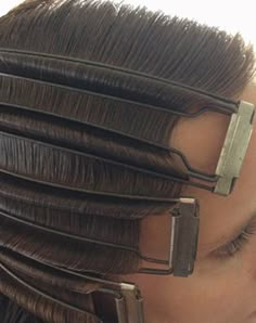 I've never seen these before, I would love to try them! "Vintage wave clamp, the only way that makes sense to me to achieve finger waves" 1920s Makeup, Vintage Waves, Pin Up Hair, Pin Curls, Hair Raising, Penteado Cabelo Curto