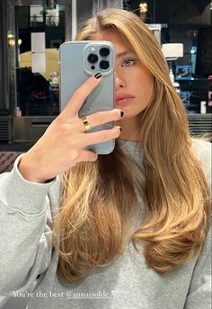 Soft Golden Ombre, Hair Inspo Honey Brown, Hair Styles For Airport, Golden Blonde Brown Hair, Bambi Blonde Hair, Hot Blonde Hair, Light Honey Brown Hair, California Blonde Hair, Dark Honey Blonde