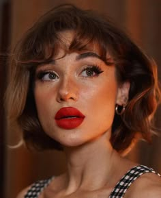 Kaitlyn Aesthetic, Gamine Haircut, Red Hair Makeup Ideas, Gamine Makeup, Gamine Hair, Ginger Makeup, Red Lips Makeup Look, Wedding Hairstyles Medium Length, Red Lip Makeup