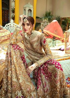 Yellow Sharara Suit Golden Dress Short, Short Kameez, Brides Mehndi, Yellow Sharara Suits, Yellow Sharara, Dress Shorts Outfit, Pakistani Brides, Pakistani Bridal Dress, White Lehenga