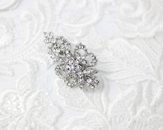 Minimalist bridal hair clip at Cassandra Lynne Minimalist Bridal Hair, Hair Clip Wedding, Bridesmaid Accessories, Bride Look, Silver Crystal