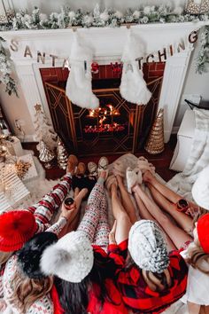 . Christmas Pictures Friends, Besties Christmas, Bff Christmas, Christmas Pajama Party, Open Fire, Christmas Feeling, Christmas Photoshoot, Holiday Pajamas, Friend Christmas