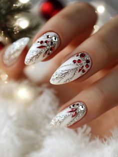 Festive almond nails for the holidays: 19 magical Christmas designs to add sparkle to your fingertips. Embrace the joy of the season with these captivating manicures that combine elegance and yuletide charm. From shimmering gold accents to playful reindeer motifs, find the perfect nail art to complement your celebrations. Disney Christmas Nails, Holiday Manicure, Festive Nail Art, Glittery Nails, Winter Nail Art, Festival Nails, Xmas Nails, Christmas Nail Designs, Christmas Nail