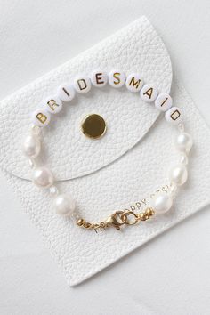 Friendship Bracelets Bridesmaids, Bridesmaid Beaded Bracelet, Bride Bracelet Ideas, Bridesmaid Bracelet Diy, Bracelet Inspi, Letter Bracelet Beads Ideas, Bridesmaid Gifts Ideas, Bridesmaids Bracelets, Bridesmaid Bracelets