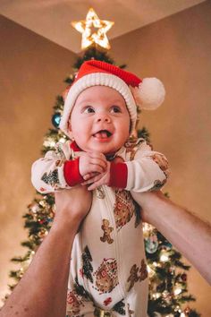 These Christmas baby photoshoot ideas will make this festive season one to remember! From baby 1st Christmas picture ideas, baby Christmas photography at home ideas to holiday baby pictures ideas in the studio, these Christmas-themed photoshoot ideas for babies make for precious keepsakes! Plus, most of these baby Christmas photos use simple props for the background like Christmas balls and gingerbread cookies! Dive in and find adorable first Christmas photos or baby DIY Christmas pictures! Easy Baby Christmas Pictures, One Month Christmas Pictures, Baby Christmas Photos At Home, Christmas Baby Picture Ideas, Baby Xmas Photo Ideas, Christmas Photoshoot For Baby, Toddler And Baby Christmas Photos, Christmas Theme Baby Photoshoot, Babies First Christmas Pictures