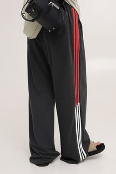 MASONPRINCE wide-leg jersey sweatpants, knit trim stripes at outseams, mid-rise, concealed drawstring, two pocket styling, tonal stitching. Wide-Leg Fit. Composition - Velour Cotton ﻿Sizing: Oversized US/EU Fit Sport Pants Outfit, Pants Outfit Men, Streetwear Inspo, Style Goals, Adidas Track Pants, Streetwear Fashion Women, Fashion Killa, Pants Outfit, Oversized Fits