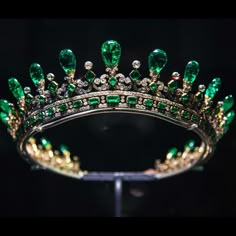 Emerald Brooch, Royal Crown Jewels, Royal Palaces, Royal Crowns, Royal Tiaras, Beautiful Tiaras, Diamond Tiara, Prince Albert, Royal Jewels