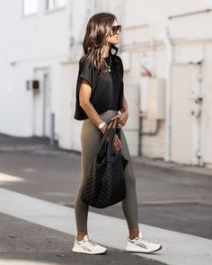 Neutral Sneakers, Athleisure Outfits Summer, Working Out Outfits, Leggings Outfits, Style Fitness, Athleisure Fashion