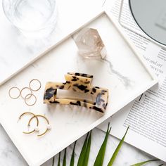 A fun hair clip that's with you for the ups and downs... of hair styles, that is #hairaccessories #hairclip #clawclip Straight Updo, Tortoiseshell Hair, Bun With Curls, Tortoise Shell Hair, Curly Ponytail, Nitty Gritty, Fun Hair, Brunette To Blonde, Love Hair