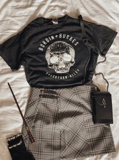 Vr Date Outfit, I Prevail Concert Outfit, Edgar Allen Poe Outfit Women, Summer Bartender Outfit, Grown Up Punk Style, Country Punk Outfits, Black Outfits Edgy Street Styles, Goth Summer Clothes, Summerween Aesthetic Outfits