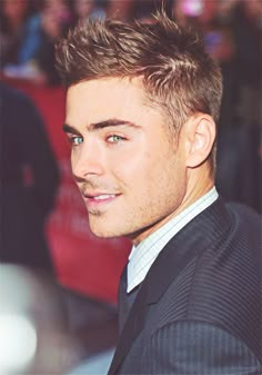 he has such gorgeous eyes Zac Efron Hairstyle, A Man In A Suit, Man In A Suit, Boy Cuts, Mens Cuts, Zac Efron, Boys Haircuts, Vanessa Hudgens