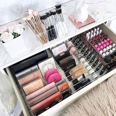 Línea l Ikea Malm 6 Drawer Dresser, Diy Beauty Room, Organized Makeup, Diy Makeup Organizer, Makeup Tables, 22nd Bday, Rangement Makeup, Makeup Shelves