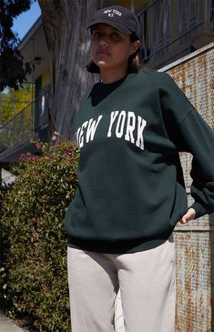 Green Erica New York Crew Neck Sweatshirt Collared Sweatshirt Outfit, Dark Green Sweatshirt, Crewneck Aesthetic, Slim Fit Cargo Pants, Color Sweatshirt, Kids Activewear, Crewneck Sweatshirt Women, Comfy Sweatpants, Green Crewneck