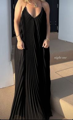 Style A Long Black Dress, Long Black Dress Aesthetic, Date Night Casual Outfit, Night Casual Outfit, Classy Black Women, Mexico Trip Outfits, Black Dress Classy, Black Dress Aesthetic, Mexico Trip