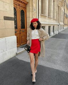 Red Mini Skirt Outfit, Beret Outfits, Beret Outfit, Looks Pinterest, Moda Paris, Miniskirt Outfits, Red Skirt, Classy Work Outfits, Red Outfit