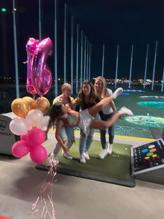 Birthday Friend Pictures, Birthday Party Pictures With Friends, Top Golf Aesthetic, Top Golf Birthday Party, Top Golf Birthday, Birthday Pictures With Friends, Top Golf Party, 15th Birthday Aesthetic, Anna Birthday Party