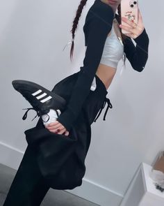 Adidas Samba Ribbon, Sambas With Ribbon, Blokette Outfits, Off Duty Model Look, Scarf Casual, Hair Ribbons, Autumn Outfit, Cute Everyday Outfits, Asian Fashion