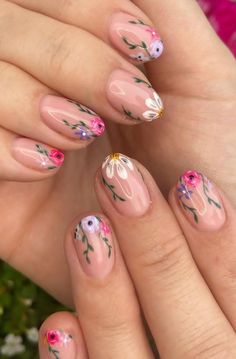 Flower Nails For Wedding, Heels 2023 Summer, Floral Nails Colorful, Wedding Nails Floral Design, Wildflower Acrylic Nails, Short Nail Floral Designs, Short Nail Art Flower, Detailed Flower Nails, Wildflower Nails Acrylic