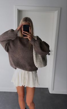 Girl Ootd, Post Partum Outfits, Daily Outfit Inspiration, Beautiful Skirt, Stockholm Fashion, Clean Girl, Autumn Outfit, Outfit Inspo Fall