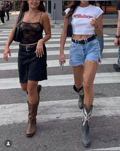 Model Off Duty Style, Jeans Petite, Festival Looks, Grunge Style, Rave Outfits, Short Shorts, Outfit Casual, Festival Outfit