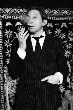 Serge Gainsbourg en costume rayé, rue de Verneuil (Paris), septembre 1980. Photo: Xavier Martin #icone #mode #musique #rock #style #menstyle #dandy #chic #sergegainsbourg #1980 #80s Xavier Martin, Serge Gainsbourg, A Man, Paris