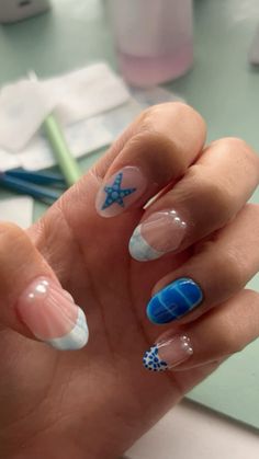 Summer Winter Nails, Fun Hawaii Nails, Preppy Blue Nail Ideas, Blue Gel Polish Nail Designs, Nail Inspo Pattern, Nail Inspo Mermaid, Seashell Acrylic Nails, South Carolina Nails, Cute Nails For Mexico