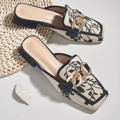 Brand New Mule Shoes Outfit, Chain Decor, Flat Mules, Shoe Obsession, Trendy Fashion Women, White Shoes, Beautiful Shoes, Mules Shoes, Ballerinas