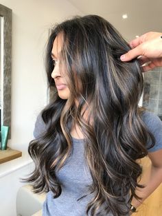 Caramel And Black Balayage, Highlights For Black Hair Morena, Dark And Caramel Balayage, Dark Burnett Baylage, Black Hair Carmel Highlight, Black Hair With Balayage Caramel, Caramel Blonde Balayage On Black Hair, Hazelnut Balayage On Black Hair, Dark Hair With Light Highlights Caramel