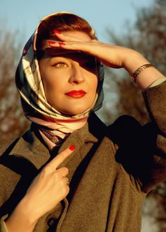 Lilly Jarlsson - Makeup & nails 1940s / 1950s style in warm colors. 1950s Head Scarf, Scarf Wrap Styles, How To Wear Hijab, 1950s Hairstyles, 1940s Hairstyles, Hair Scarf Styles, Silk Headscarf, Head Scarf Styles, Photographie Portrait Inspiration