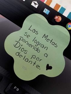 a computer keyboard with a sticker on it that says las metas se logran dios por delane