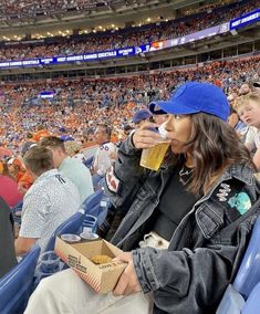 Baseball Game Instagram Story, Stadion Outfit, Stadium Photo Ideas, Tacky Tourist Outfit, Stadium Outfit, Vanessa Mazur, Stadium Pics, Photo New York, Baseball Pictures