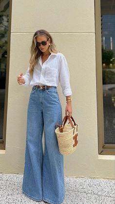 Look Hippie Chic, Wide Leg Jeans Outfit, Black Boots Outfit, Fest Outfits, Look Jean, Style Casual Chic, Capsule Wardrobe Outfits, Outfit Jeans, Wardrobe Outfits