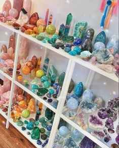 Crystal Chips Display Ideas, Organizing Crystals Storage Ideas, Crystal Shop Ideas, Crystal Store Display Ideas, Crystal Shop Display Ideas, Crystal Shop Display, Crystal Organization Display, Crystal Collection Aesthetic, How To Display Crystals And Stones