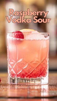 Raspberry Alcoholic Drinks, Raspberry Sour Cocktail, Sour Mixed Drinks, Raspberry Vodka Cocktails, Sour Cocktail Recipes, Raspberry Vodka Drinks, Vodka Sour Recipe, Sour Cocktails, Fruity Mixed Drinks