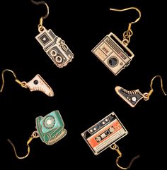 80's retro oorbellen! Rechts met de klok mee: retro radiootje in bleekroze, converse gymp zwart, cassette bandje, telefoon groen, converse gymp wit, camera zwart/wit/grijs. Retro Jewelry, 80s Retro, Converse, Favorite Jewelry, Jewelry Earrings Dangle, Dangle Drop Earrings, Dangle Earrings, Handmade Items, Jewelry Earrings