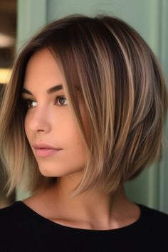 Make a statement with an inverted bob featuring chunky layers. This medium-length cut creates volume and dimension by stacking at the back. Click here to check out more stunning medium-length layered haircuts trending right now. Textured Bobs, Κούρεμα Bob, Rambut Brunette, Chin Length Haircuts, Chin Length Hair, Colour Ideas, Hair Color And Cut