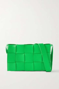 Bottega Veneta Fashion, Bottega Veneta Green, Bottega Veneta Cassette, Bv Bag, Bags Vintage, Handbag Heaven, Bottega Veneta Shoulder Bag, My Dream Closet, Green Bag