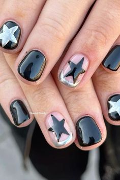 Silver Nails With Black Stars, Cute Manicures For Short Nails, Metallic And Black Nails, Nail Inspo Black And Silver, Black Silver Star Nails, Black Chrome Short Nails, Metallic Nails Short, Black And Silver Short Nails, Square Nails With Stars