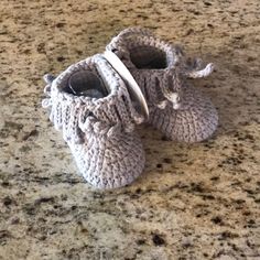 Cute Gray Crocheted Booties With Fringe! Comes From Smoke Free Home! Crochet Nursery, Boutique Shoes, Crochet Booties, Crochet Baby Shoes, Shoe Boutique, Baby Walker, Modern Baby, Baby Booties, Crochet Tutorial