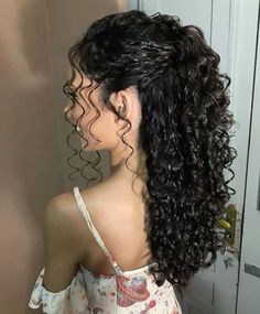 Fancy curls #fancyhair #hairstyles #weddinghairs Hairstyles With Crown, Quince Hairstyles With Crown, Cute Curly Hairstyles, Quince Hairstyles, Hairstyles For Medium Length Hair Easy