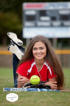 Senior Softball Photoshoot Ideas, Sibling Senior Photos, Softball Pictures Poses Individual Kids, Softball Headshots, Youth Softball Pictures, Softball Photo Ideas, Senior Picture Softball, Softball Photography Poses, Softball Graduation Pictures