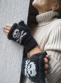 Fingerless gloves for those who love skull and bones print. Cool mittens for trendy and modern girls. Y2k Fingerless Gloves, Grunge Gloves, Fingerless Gloves Aesthetic, Fingerless Gloves Outfit, Diy Crochet Gloves, Aesthetic Gloves, Nordic Mittens, Fair Isle Mittens, Skull Gloves