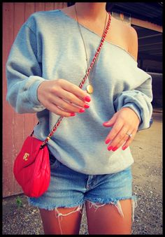 Look 80s, Diy Sweatshirt, Cut Sweatshirts, Sweatshirt Women, Diy Shirt, Short En Jean, 80s Fashion, Looks Style, Cut Shirts